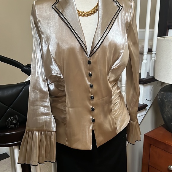 Very elegant top. Size 14 - Picture 10 of 15